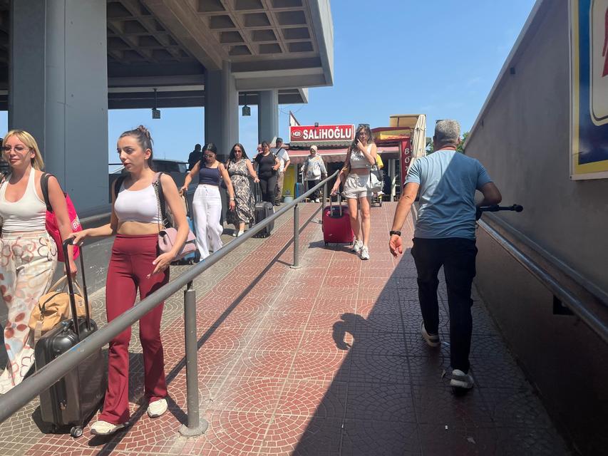 İZMİR OTOGARI'NDA BAYRAM TATİLİ DÖNÜŞÜ YOĞUNLUĞU