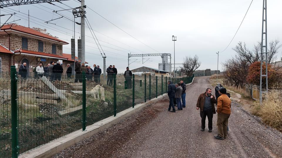 KEMAL SUNAL'IN PROPAGANDA FİLMİ GERÇEK OLDU: TEL ÖRGÜYLE İKİYE BÖLÜNEN MAHALLEDE VATANDAŞLAR İHTİYAÇLARINI GİDERMEK İÇİN 5 KİLOMETRE YÜRÜYOR