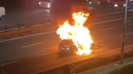 Bariyere çarpan otomobil alev aldı