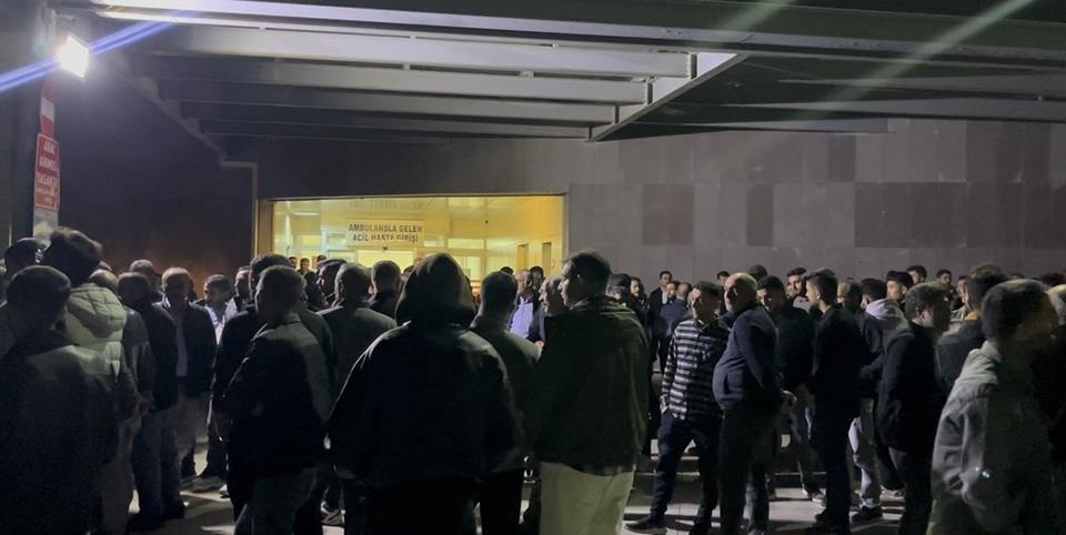 Göçük altında ölen kardeşlerin yakınları hastaneye akın etti