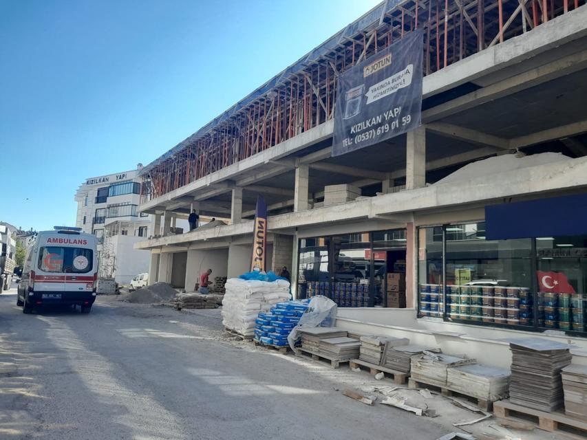 Yüksekten düşen işçi yaralandı