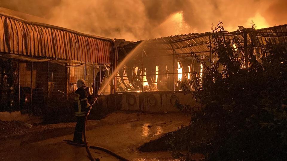 En mutlu günlerinde ev ve depoları alev alev yandı: Baba gözyaşlarını tutamadı