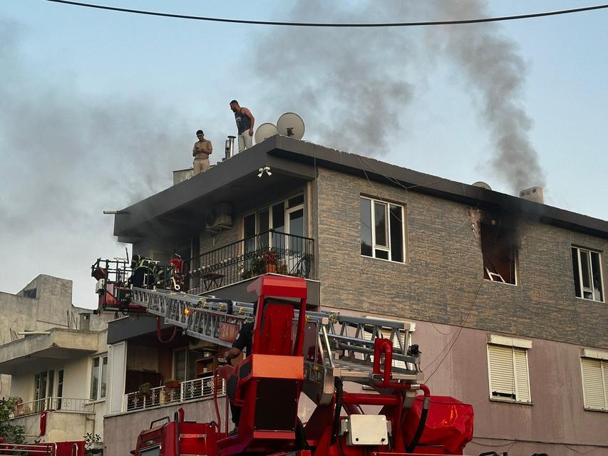 Yangından çatıya çıkarak kurtuldular