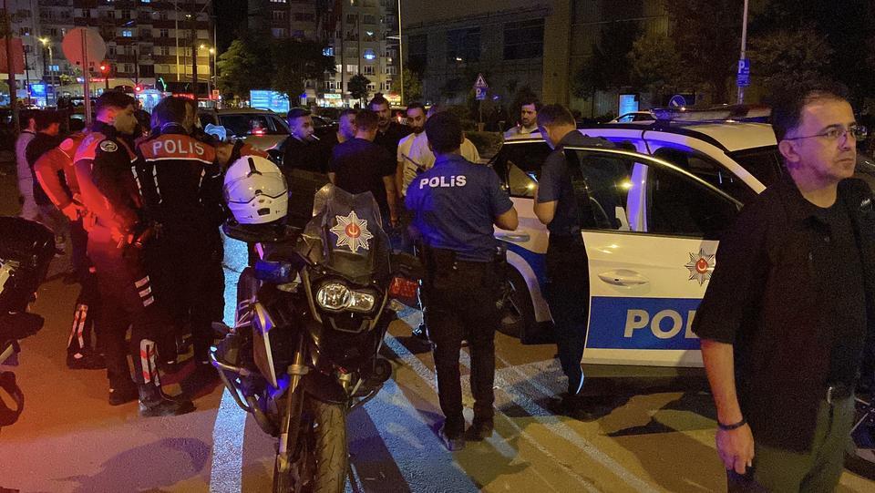 Elindeki satırla çevreye saldıran şahsa gözaltı
