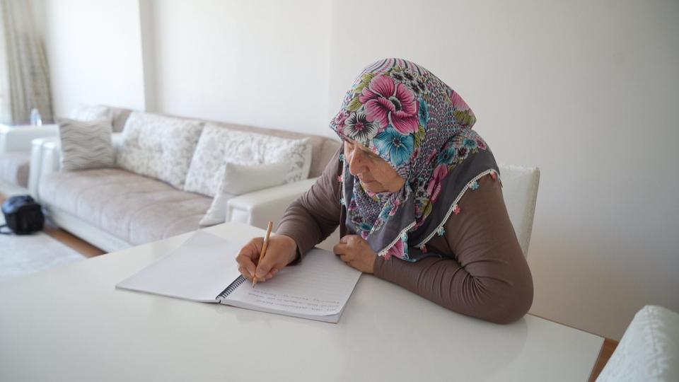 64 yaşında azmiyle okuma yazma öğrendi