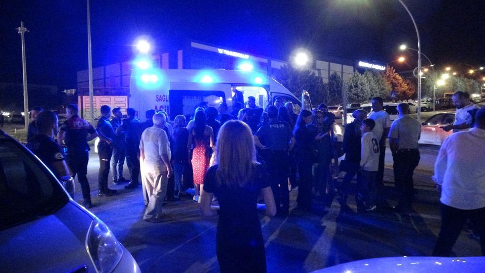 MALATYA'DA HALAYDA "ELİNİ TUTTUN" KAVGASI: 3 YARALI