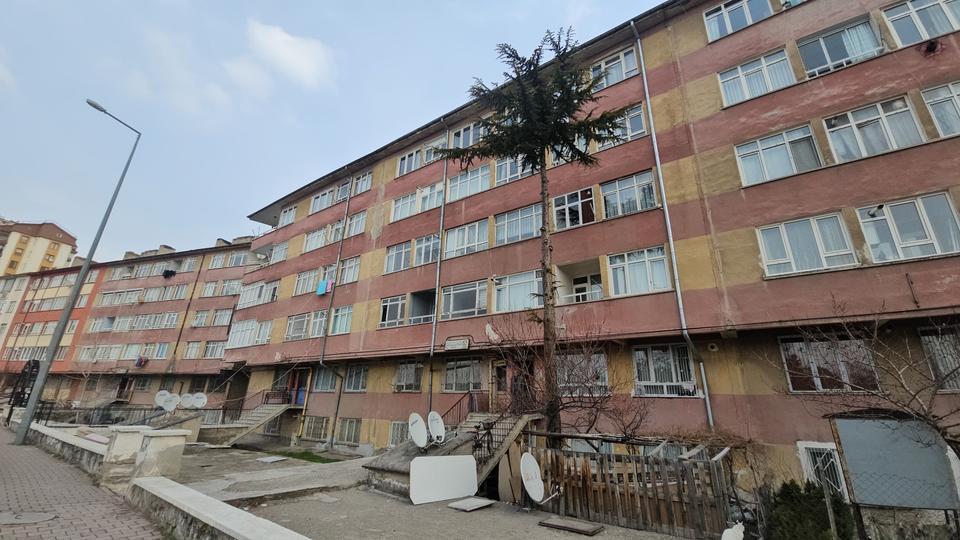 5. kattan balıklama ölüme atladı