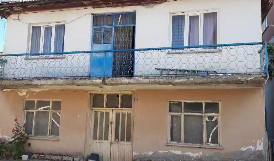 OĞLUYLA MAHKEMELİK OLAN 90 YAŞINDAKİ ANNEYE İCRA ŞOKU: EVSİZ KALMA TEHLİKESİYLE KARŞI KARŞIYA