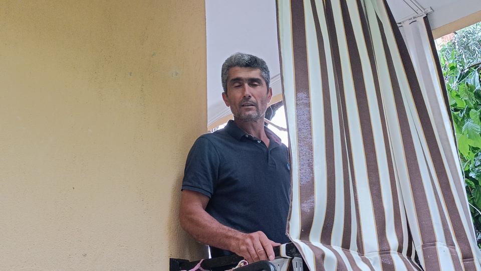 MANAVGAT'TA DEV AĞAÇ BİNANIN ÜZERİNE DEVRİLDİ