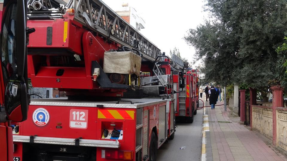 EVLERİ YANAN GENÇ KIZI ANNE VE BABASI SARILARAK TESELLİ ETTİ