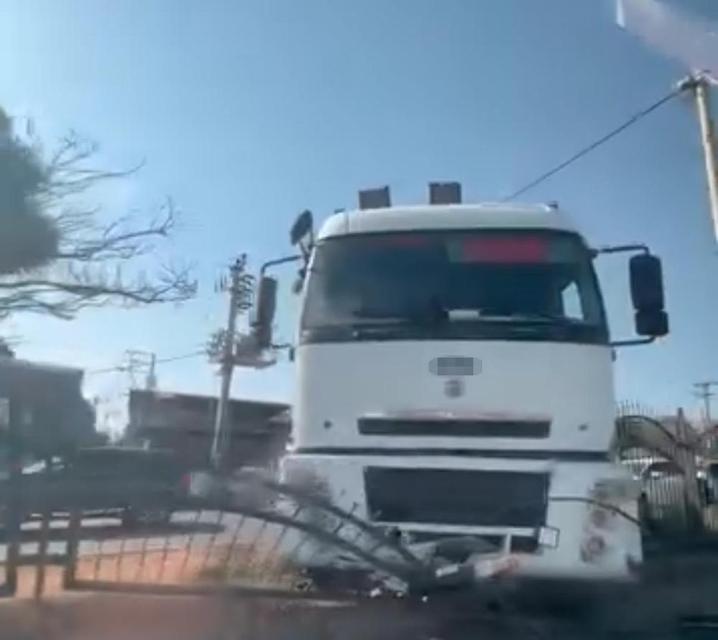 Freni boşalan tır, refüje çıktı