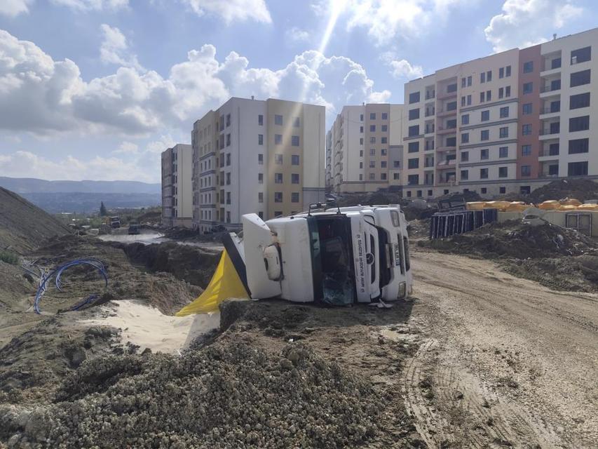 Kum yüklü kamyon devrildi