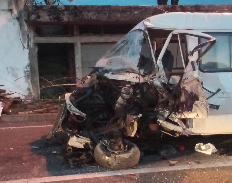 Çekici kamyonet ile minibüs kafa kafaya çarpıştı: 3 yaralı