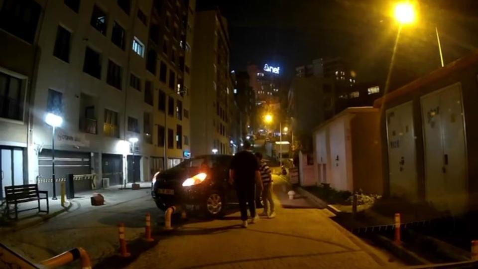 Ters yöne giren sürücü bariyere çıkarak askıda kaldı