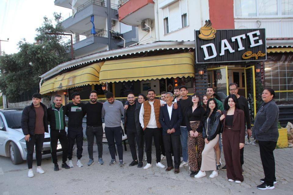 EŞİNE 45 YIL SONRA GELİNLİK GİYDİRDİ, GÖZYAŞLARINI TUTAMADI 70 YAŞINDAKİ YAŞLI ADAM, 66 YAŞINDAKİ EŞİYLE DAVULLU ZURNALI DÜĞÜN YAPTI DAMAT: "EŞİMİN İÇİNDE HEP UKDE OLARAK KALMIŞTI"