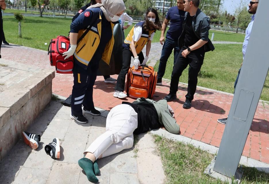 Genç kadın, babasının silahıyla parkta kendini vurdu