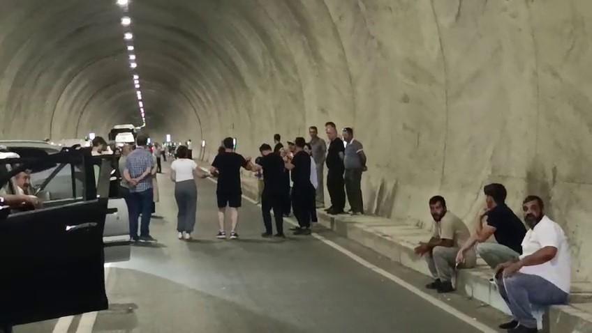 Uluslararası yol saatlerce kapandı: Vatandaşlar tepkili