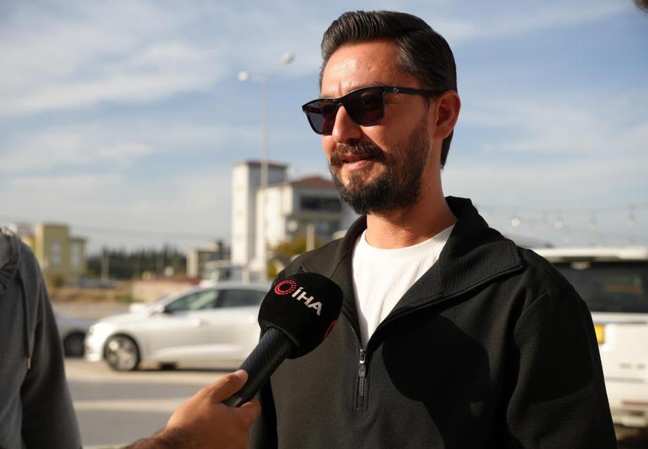 Avukat cübbesi giyip araç tanıtımı yaptı: Açıklaması dikkat çekti