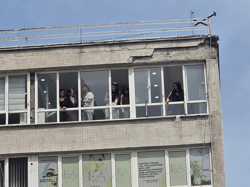 8 katlı iş hanından düşen sıva parçaları 2 kişiyi yaraladı