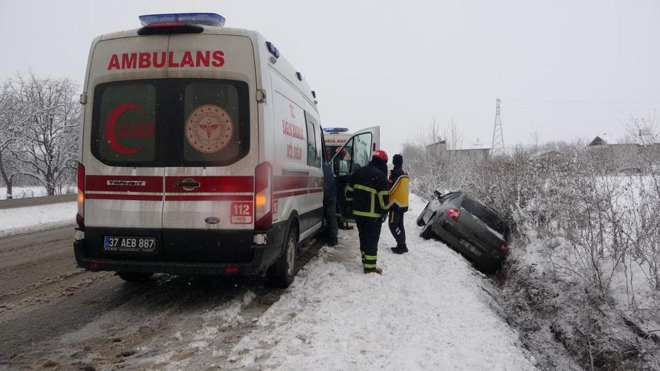 Kar kazayı beraberinde getirdi, yan yatan otomobildeki 4 kişi yaralandı
