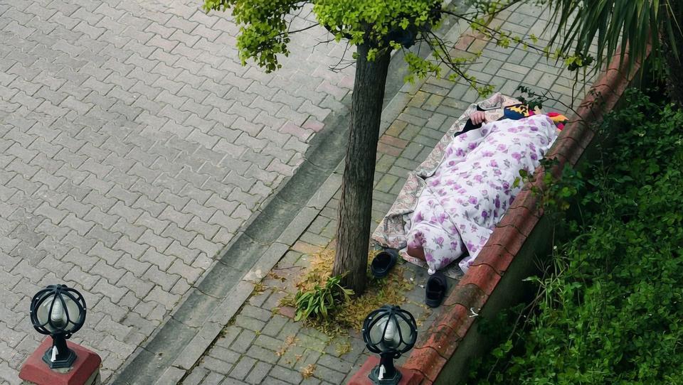 "Dolandırıldım" diyerek müteahhittin kapısına yatak serdi