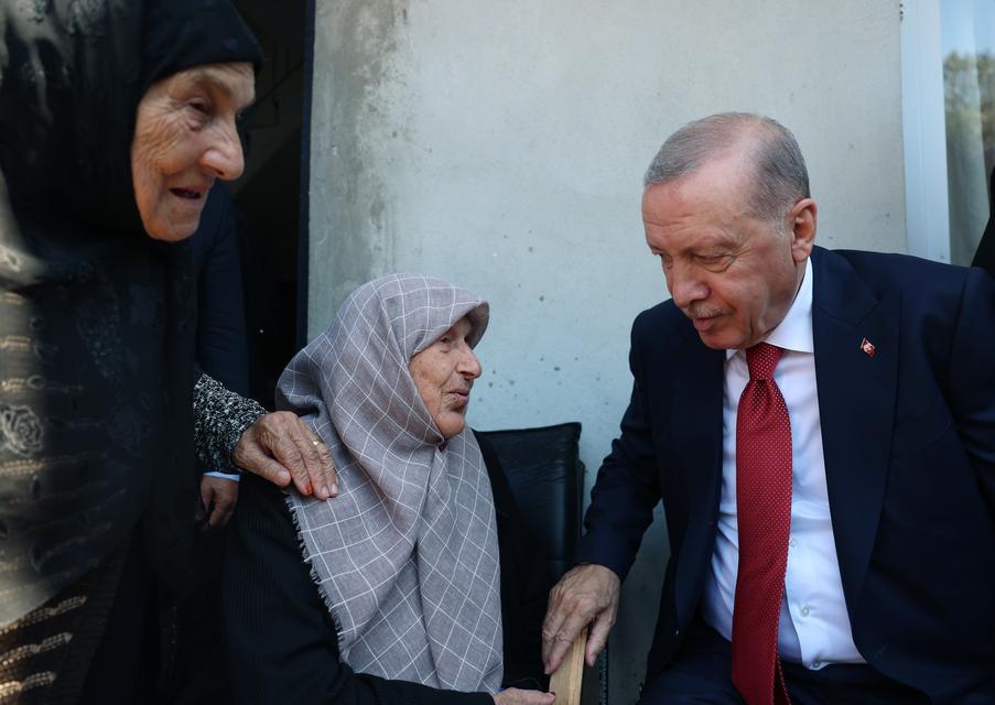 CUMHURBAŞKANI ERDOĞAN RİZE'DE KOMŞULARINI ZİYARET ETTİ