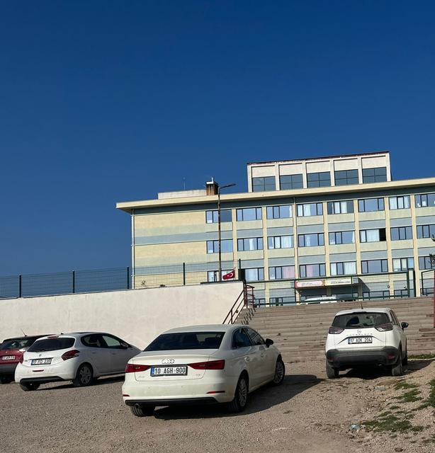 Lise öğrencisi okulun 3. katından atlayarak öldü