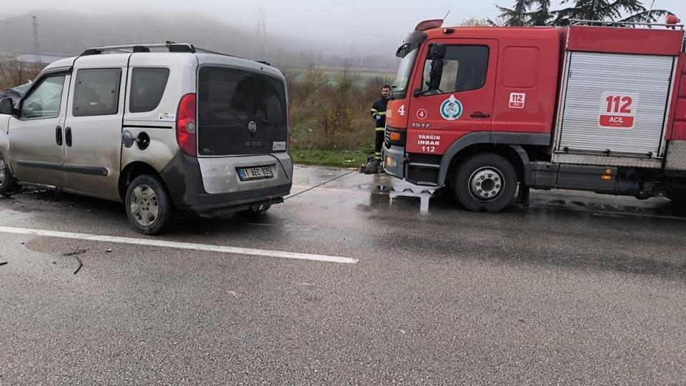 Tırla çarpışan hafif ticari araç alev aldı: 5 yaralı