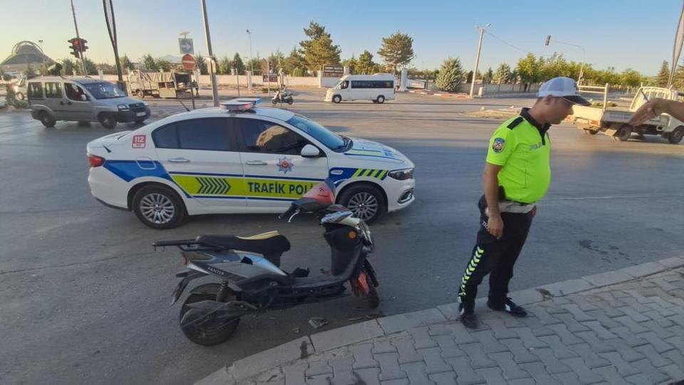 Elektrikli bisiklet otomobille çarpıştı: 2 yaralı