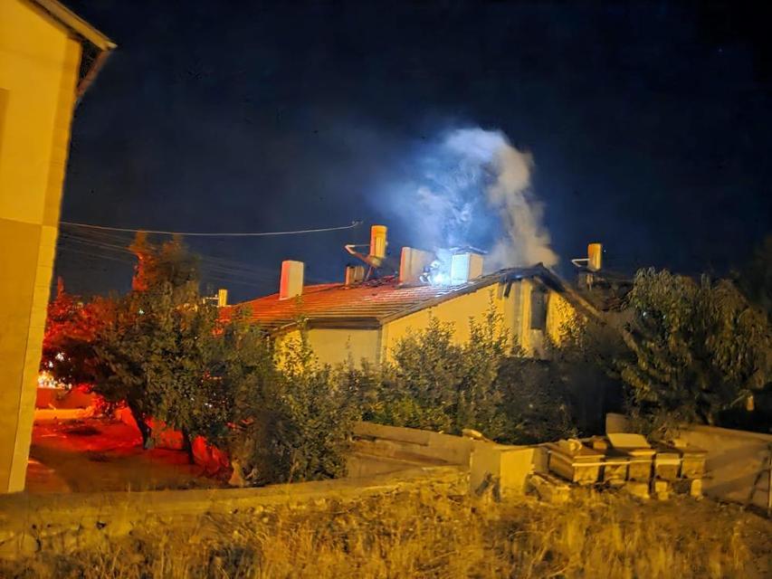 İki katlı binada yangın: 2 kişi dumandan etkilendi