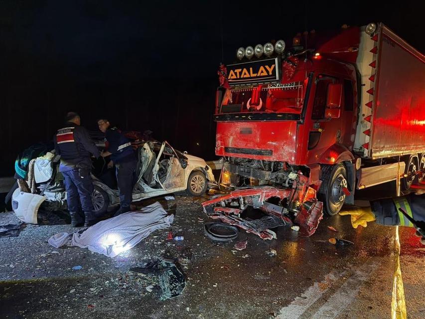 Kaza anında çocuklarının üzerine kapandı, çocukları kurtuldu anne hayatını kaybetti