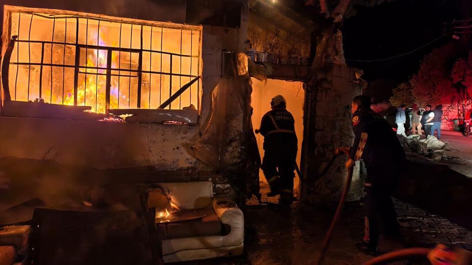 Aydın’da müstakil ev alevlere teslim oldu