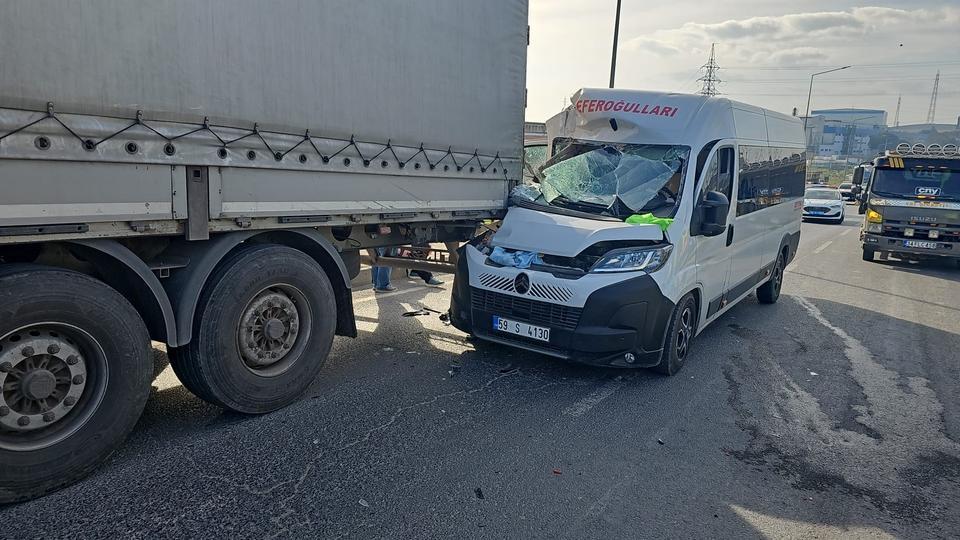 İşçi servisi tıra çarptı: 1’i ağır 4 yaralı