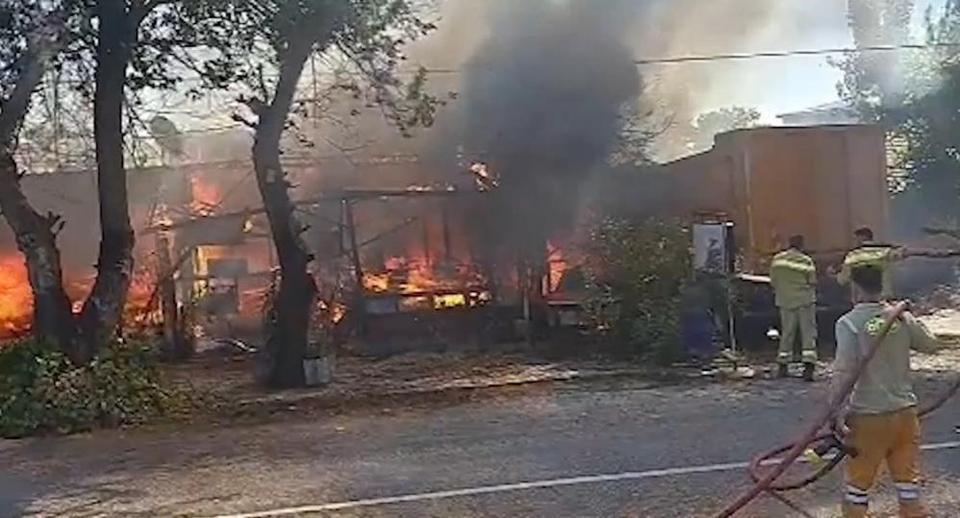 Terk edilmiş baraka alev topuna döndü