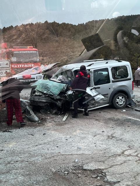 Denizli'de iki araç kafa kafaya çarpıştı: 2 ölü, 4 yaralı