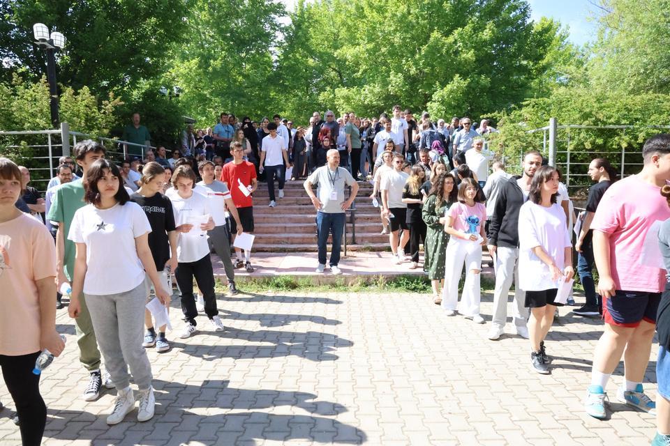 ÖĞRENCİLER SINIFLARDA AİLELERİ İSE DIŞARIDA AYT HEYECANI YAŞADI