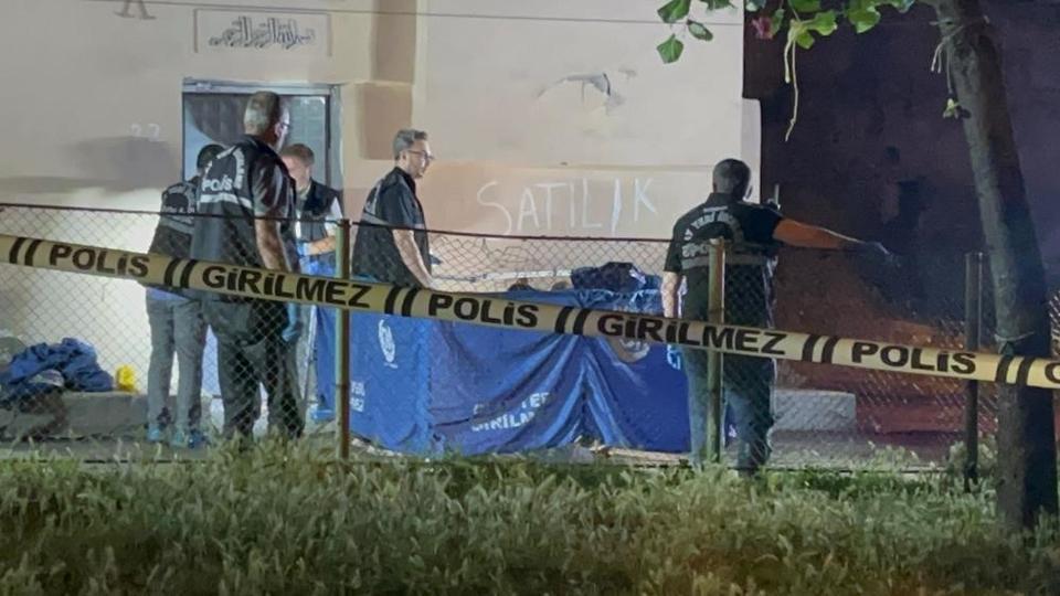 (DÜZELTME) ENİŞTESİNİ VE KIZ KARDEŞİNİ ÖLDÜRDÜ, "ENİŞTEMİN EŞİMLE İLİŞKİSİ OLDUĞUNU DÜŞÜNDÜM" DEDİ BURSA'DA KANLI PUSU: SOKAK ORTASINDA KARI-KOCAYI KURŞUN YAĞMURUNA TUTTU