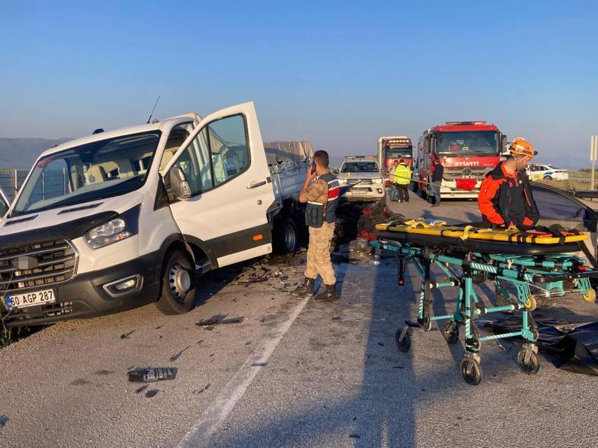 Otomobil kamyonete çarptı: 3 ölü, 3 yaralı