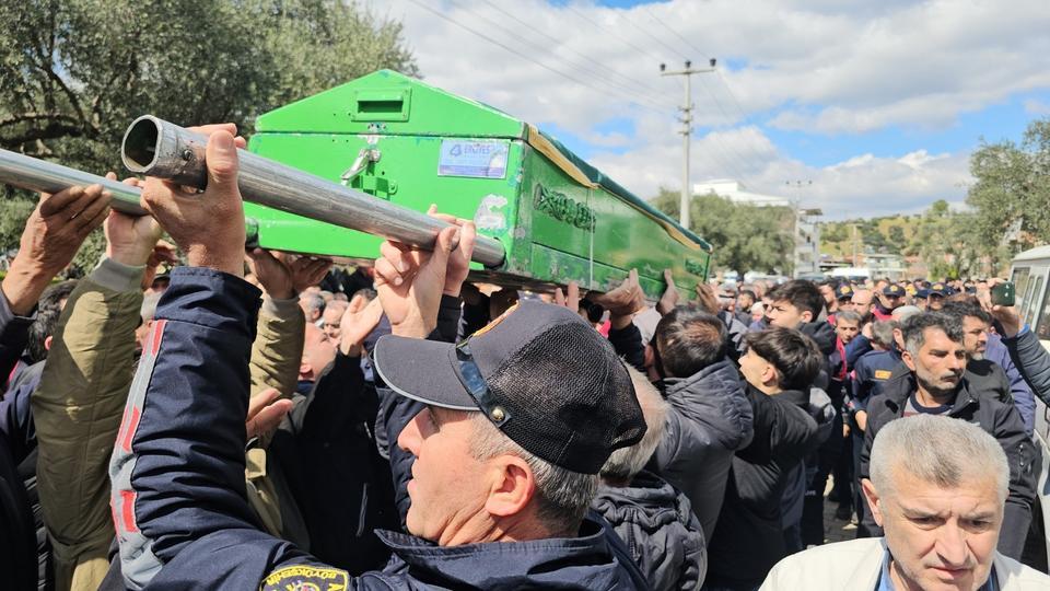 YANGINDA HAYATINI KAYBEDEN ANNE VE 2 ÇOCUĞU SON YOLCULUĞUNA UĞURLANDI