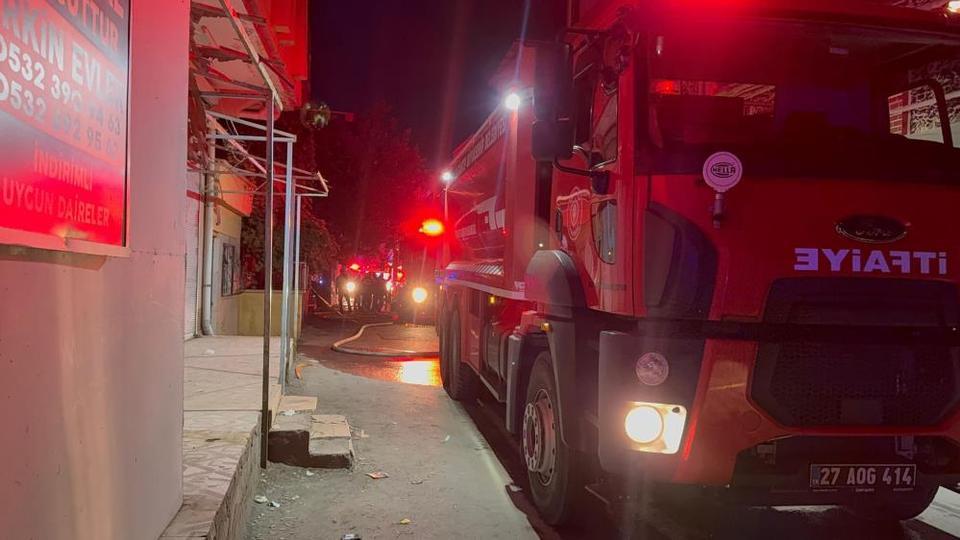 4 katlı bina alevlere teslim oldu