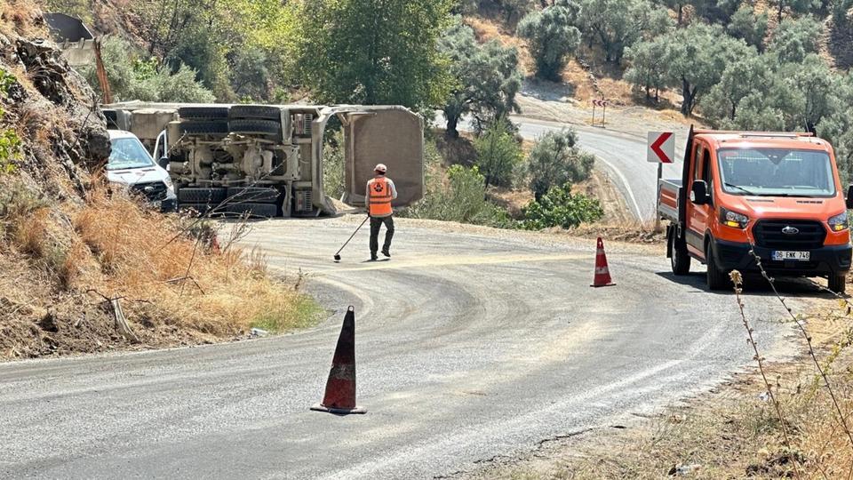 KONTROLDEN ÇIKAN MALZEME YÜKLÜ KAMYON DEVRİLDİ: 1 YARALI