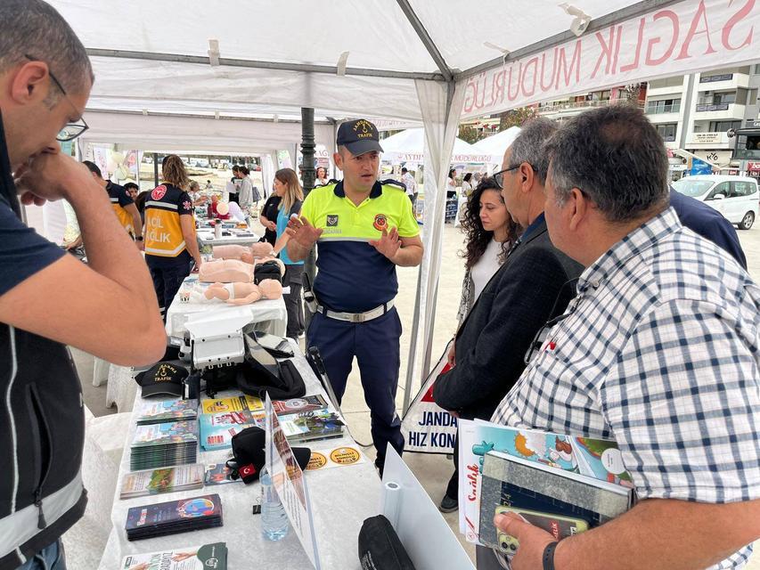 Kuşadası'nda trafik güvenliği için bilgilendirme standı kuruldu