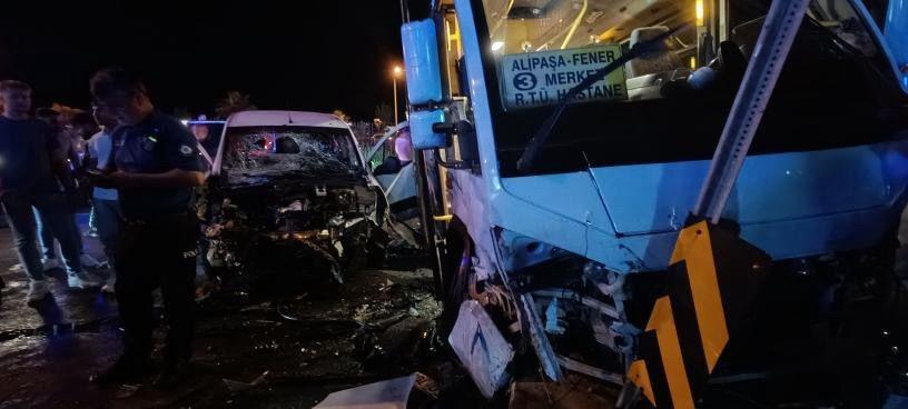 Minibüs ile hafif ticari araç çarpıştı: 10 yaralı