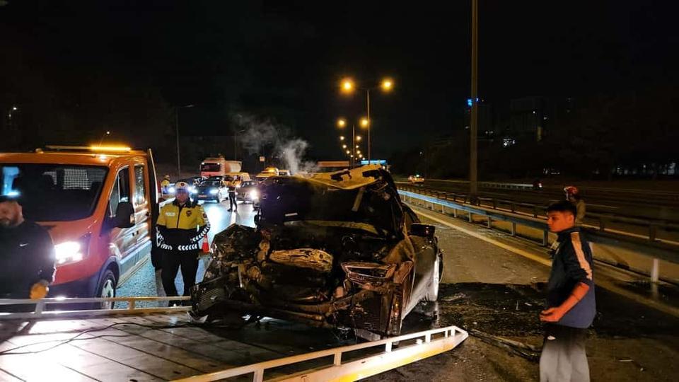 Hızlı sürücü başka otomobile arkadan çarptı, olay yerinden kaçtı