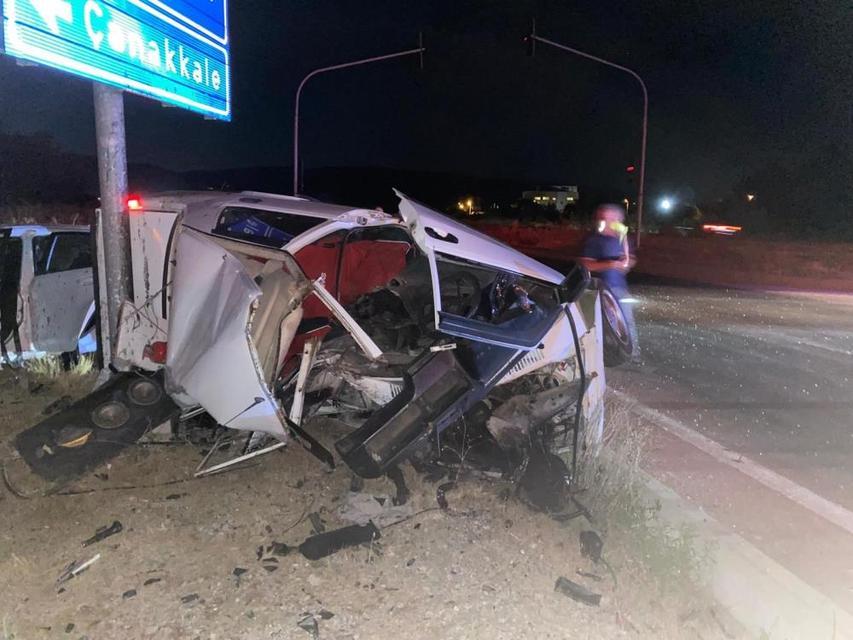 İki otomobil çarpıştı: 1'i ağır 3 yaralı