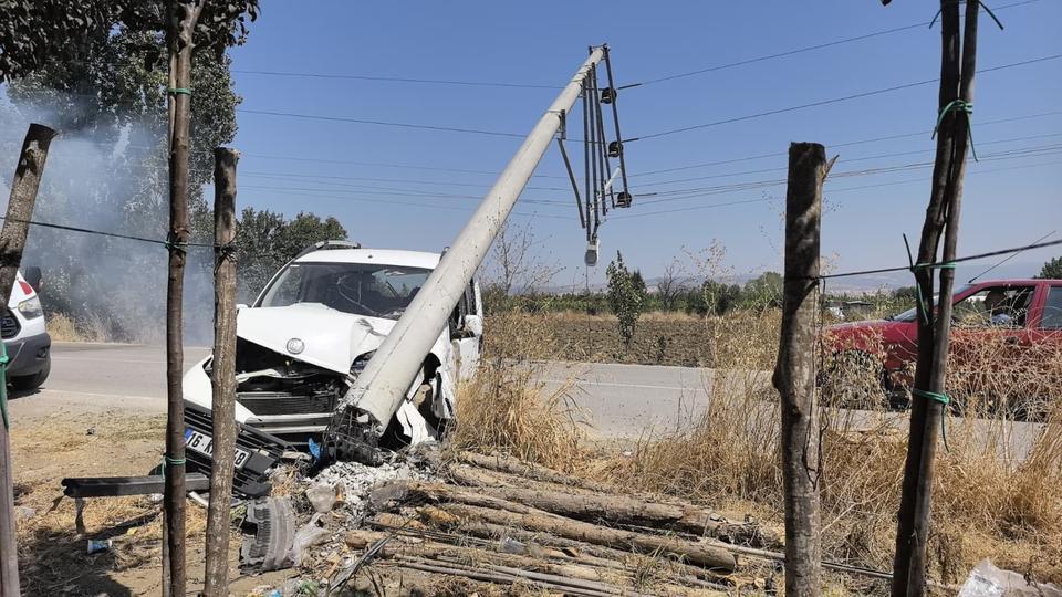 Kontrolden çıkan kamyonet elektrik direğini yerle bir etti