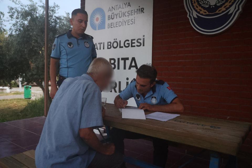 Dilencinin üzerinden 17 bin TL çıktı