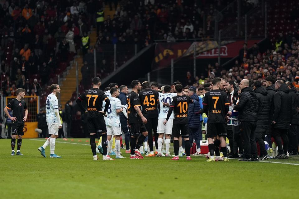Galatasaray - Adana Demirspor maçı tatil edildi