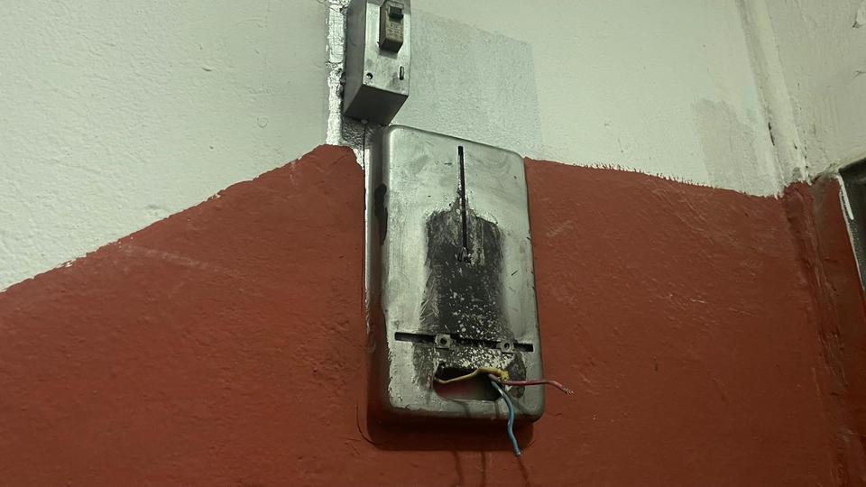 Evin elektrik sayacını çaldılar