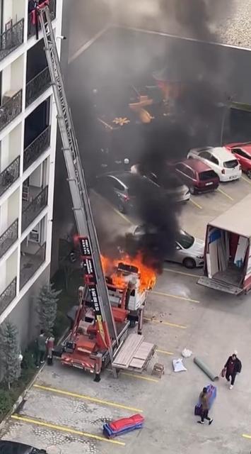 6. kata eşya çıkaran vinçli kamyon alev alev yandı